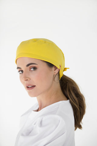 gorro quirurgico amarillo para mujer vista lateral